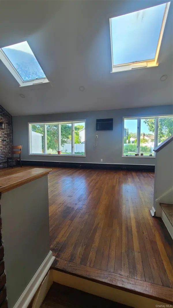 623 Nimrod CT, North Babylon, NY 11703
