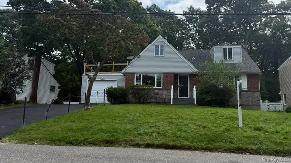 26 Shelley PL, Huntington Station, NY 11746