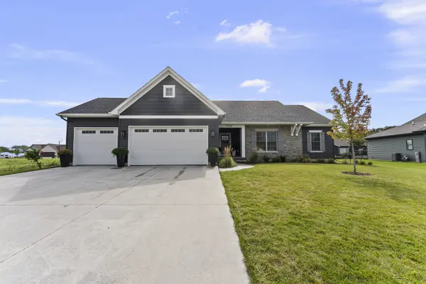 7149 Alvie LN, Bettendorf, IA 52722