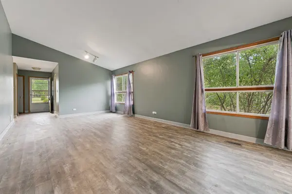1132 Evergreen DR, Carol Stream, IL 60188