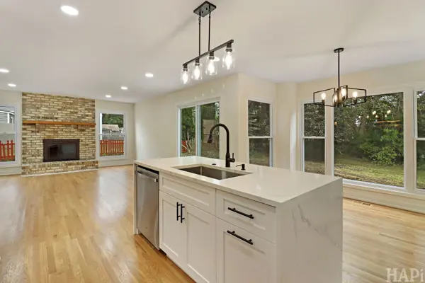 275 Farmhill DR, Algonquin, IL 60102