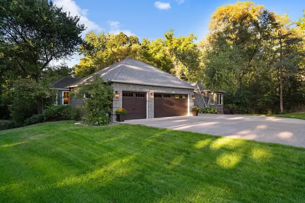 11220 Sunset TRL, Plymouth, MN 55441