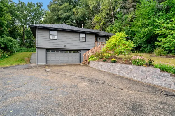 405 Creek LN, Chaska, MN 55318