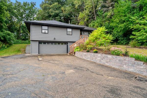 405 Creek LN, Chaska, MN 55318