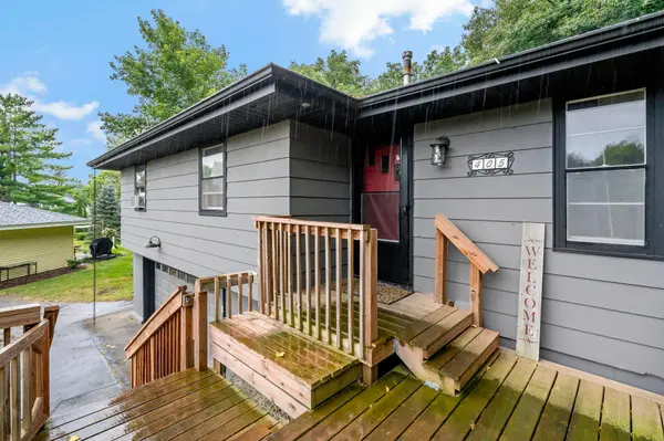 405 Creek LN, Chaska, MN 55318