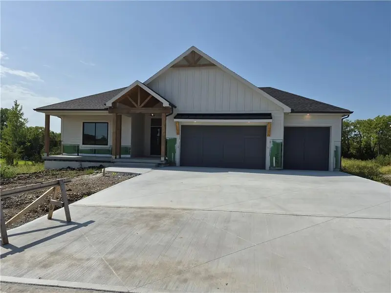 4374 Tee Box DR, Basehor, KS 66007