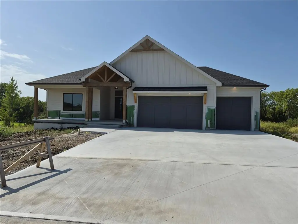 4374 Tee Box DR, Basehor, KS 66007