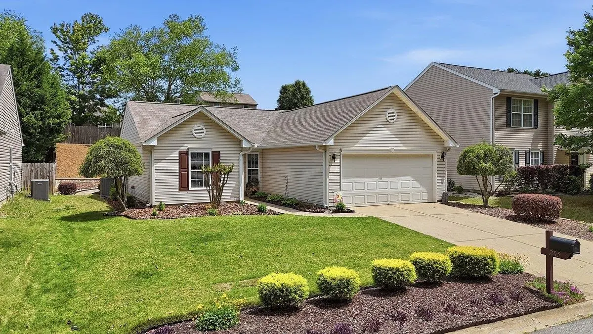 205 Garfield LN, Simpsonville, SC 29681