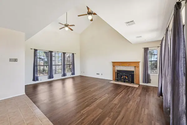 407 Country LN, Mcdade, TX 78650
