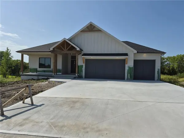 4374 Tee Box DR, Basehor, KS 66007