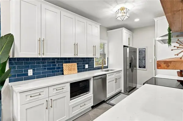 700 E 43rd ST, Kansas City, MO 64110