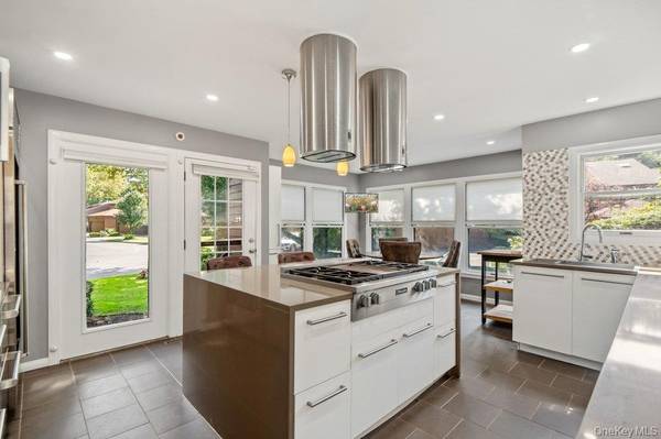 20 Hunt CT, Jericho, NY 11753