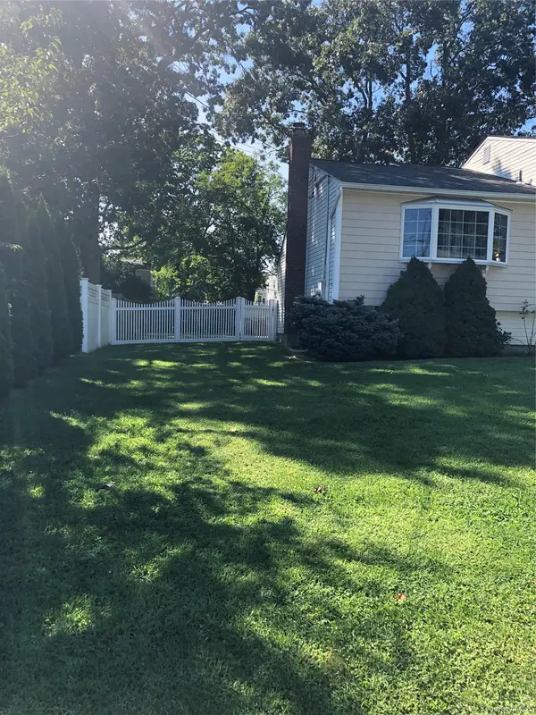 22 Starfire DR, Centereach, NY 11720