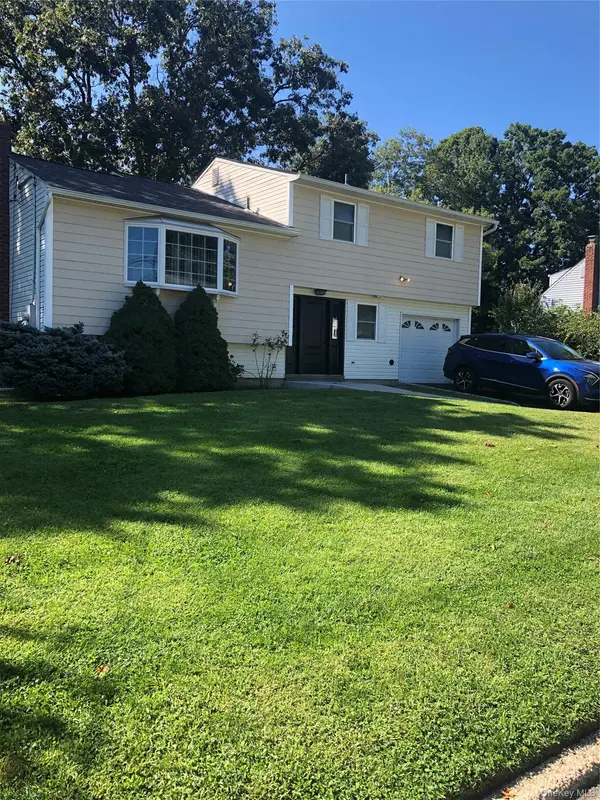 22 Starfire DR, Centereach, NY 11720