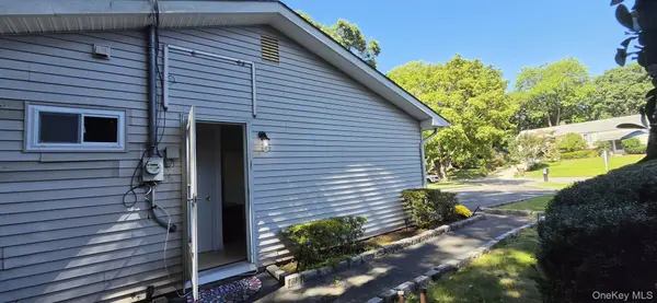 36 Holly Hill LN, Coram, NY 11727