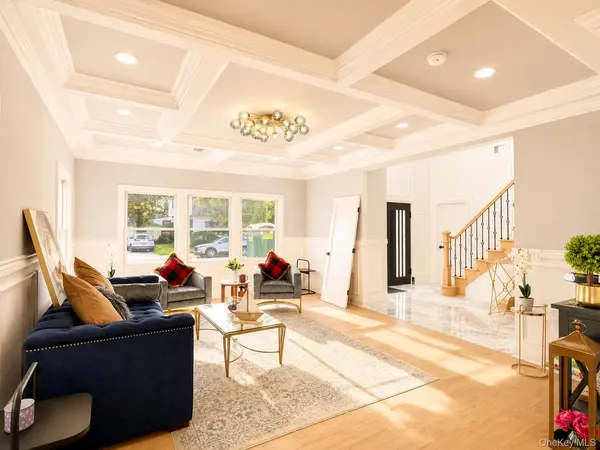 8 Fountain ST, Hicksville, NY 11801