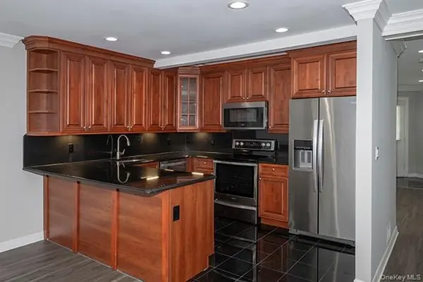 404 Townhouse DR #404, Coram, NY 11727