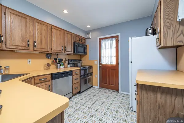 26 Pebble LN, Levittown, NY 11756
