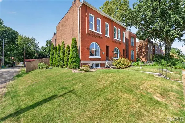 2141 Oregon AVE, St Louis, MO 63104