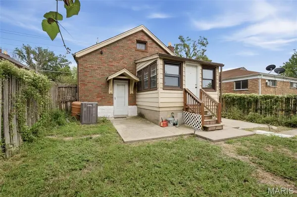 1105 North And South RD, University City, MO 63130