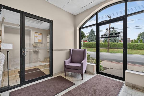 245 Burlington AVE #201, Clarendon Hills, IL 60514