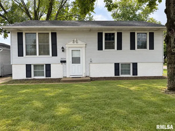 2200 DOMINION AVE, Pekin, IL 61554
