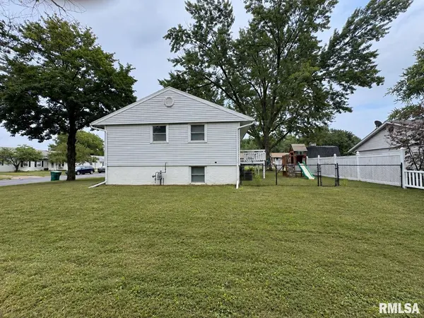 2200 DOMINION AVE, Pekin, IL 61554