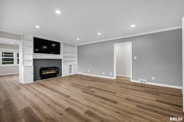 6605 N SHERIDAN RD, Peoria, IL 61604
