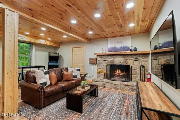 1126 E Foothills Drive, Gatlinburg, TN 37738