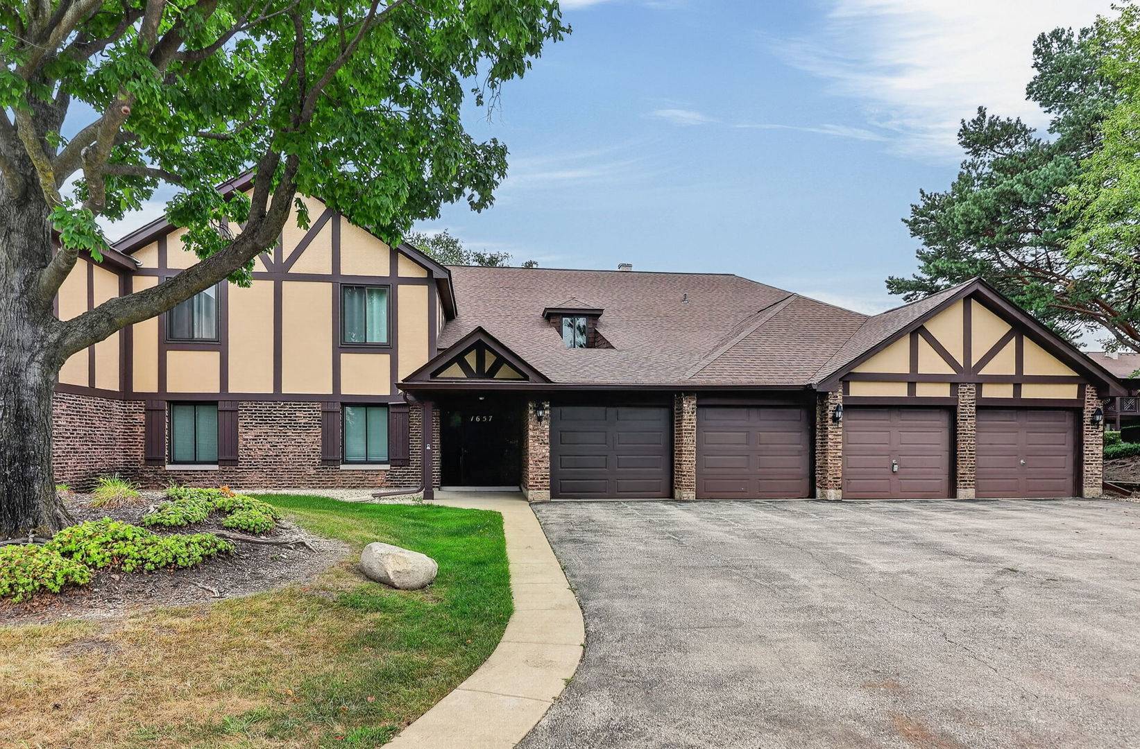 1657 Dover CT #C, Wheaton, IL 60189