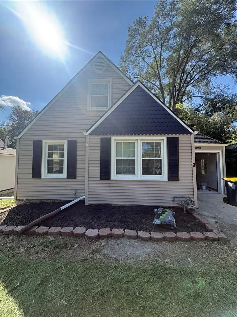 7826 Summit ST, Kansas City, MO 64114