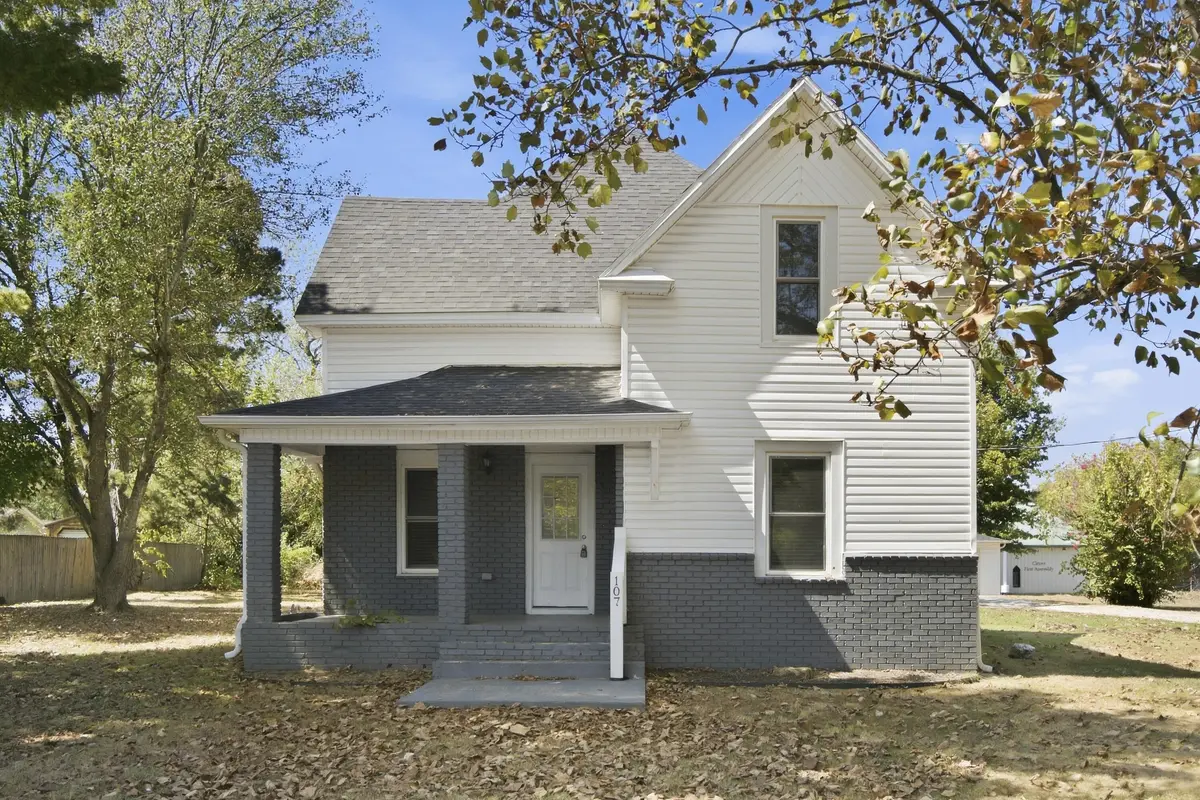 107 N Public AVE, Clever, MO 65631