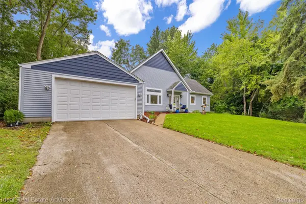 6304 Hiawatha RD, Hamburg Township, MI 48189