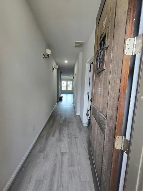 1052 Myrna BND, Leander, TX 78641