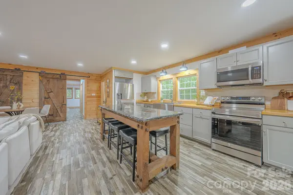 633 Kingdom PL, Zirconia, NC 28790