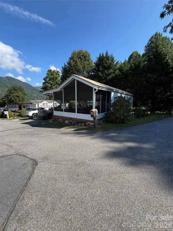 27 Levi DR, Maggie Valley, NC 28751