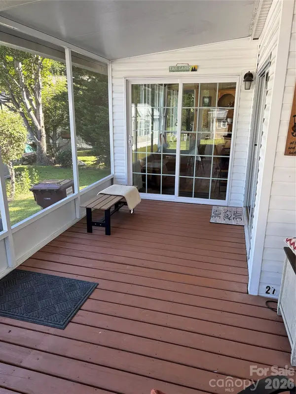 27 Levi DR, Maggie Valley, NC 28751