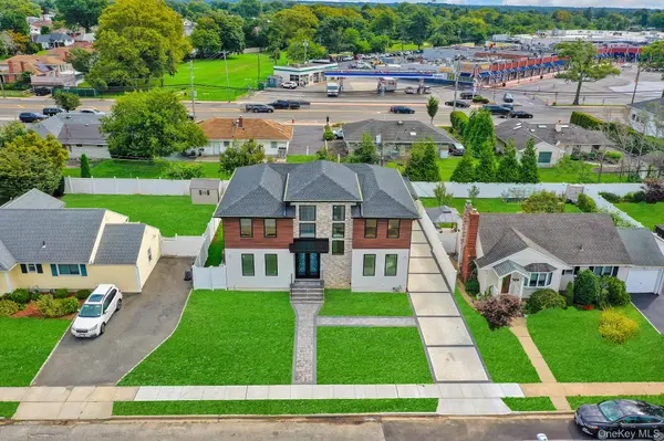 81 E End AVE, Hicksville, NY 11801