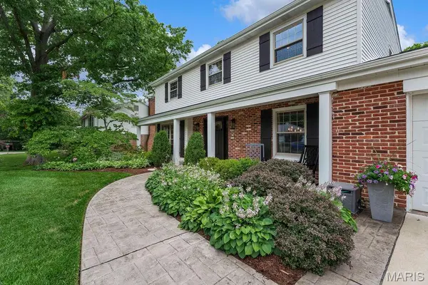 1714 Greening LN, Kirkwood, MO 63122