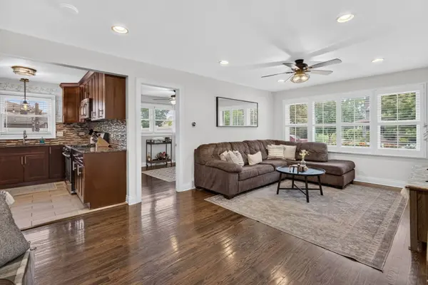 1043 Walter ST, Lemont, IL 60439