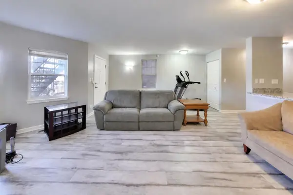651 W Division ST #A, Chicago, IL 60610