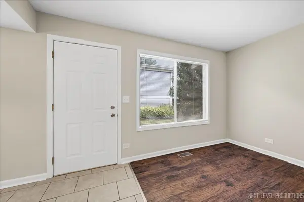 2s759 Winchester CIR #2, Warrenville, IL 60555