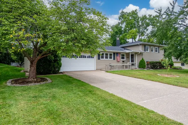 2236 Olympia DR, Bettendorf, IA 52722