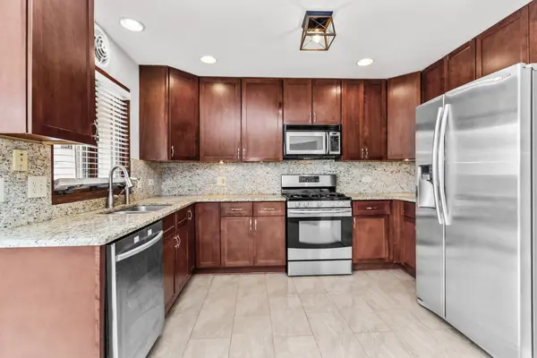 933 W Essex PL, Arlington Heights, IL 60004