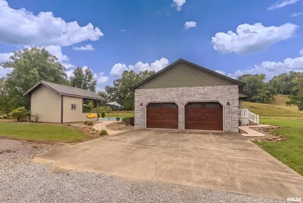 1122 S WOLF CREEK RD, Carbondale, IL 62902