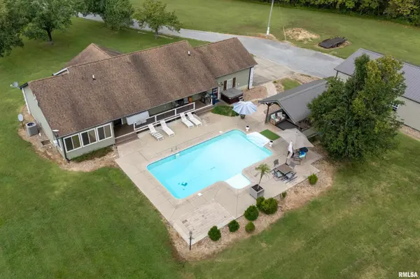 1122 S WOLF CREEK RD, Carbondale, IL 62902