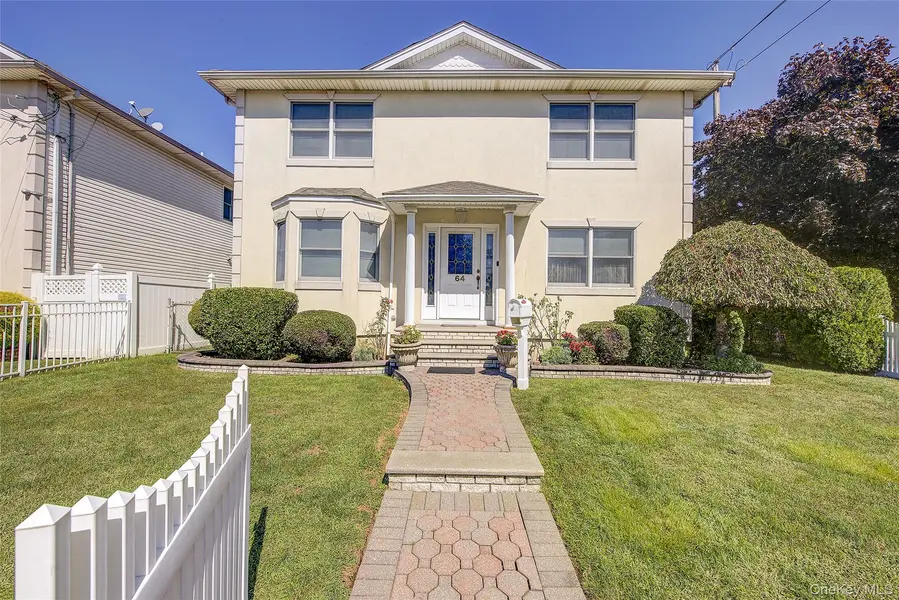 64 Cottage PL, Mineola, NY 11501