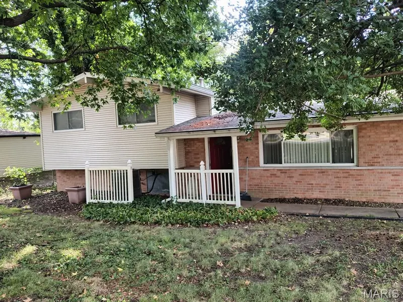 9046 Old Bonhomme RD, Olivette, MO 63132