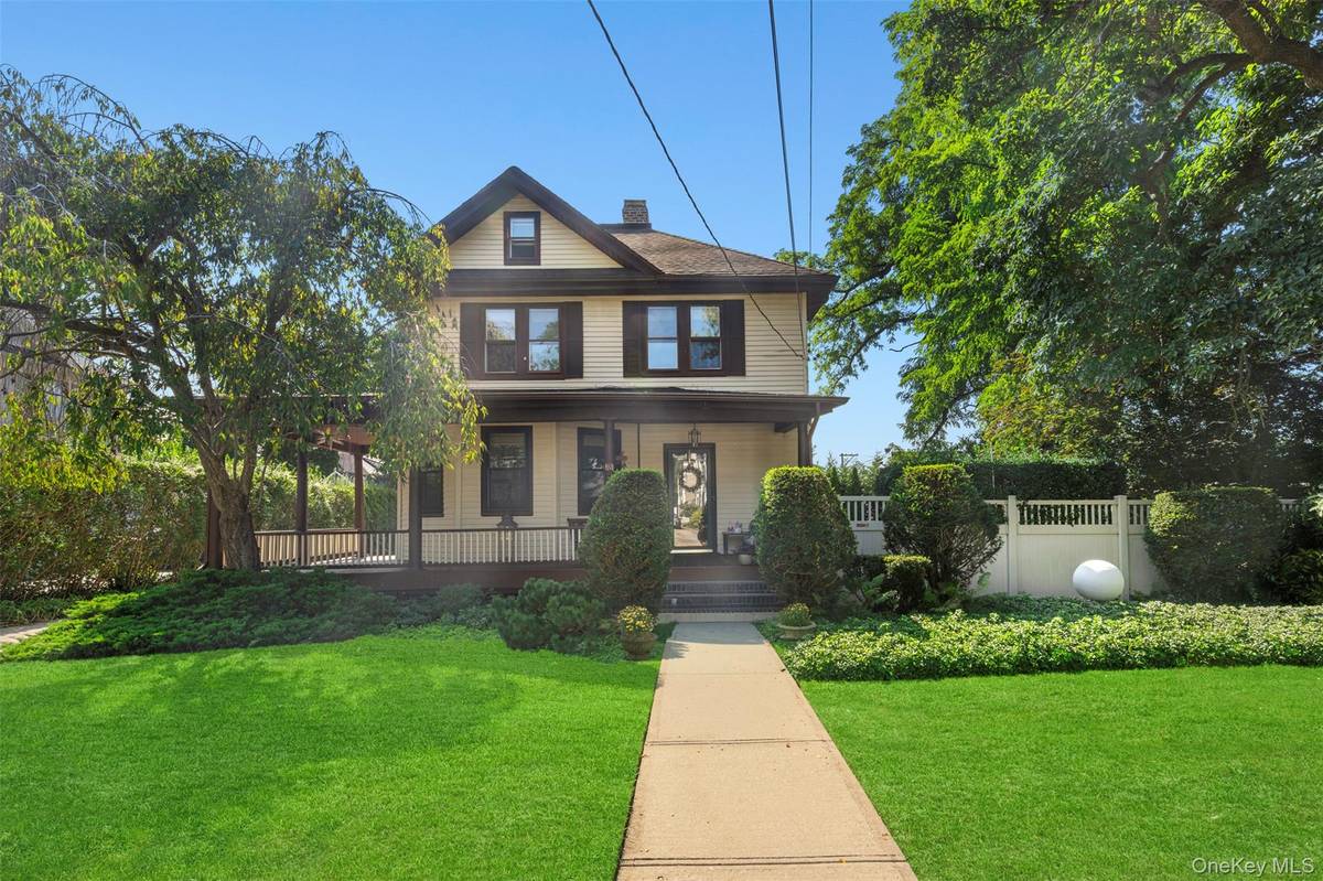 78 Warner AVE, Roslyn Heights, NY 11577