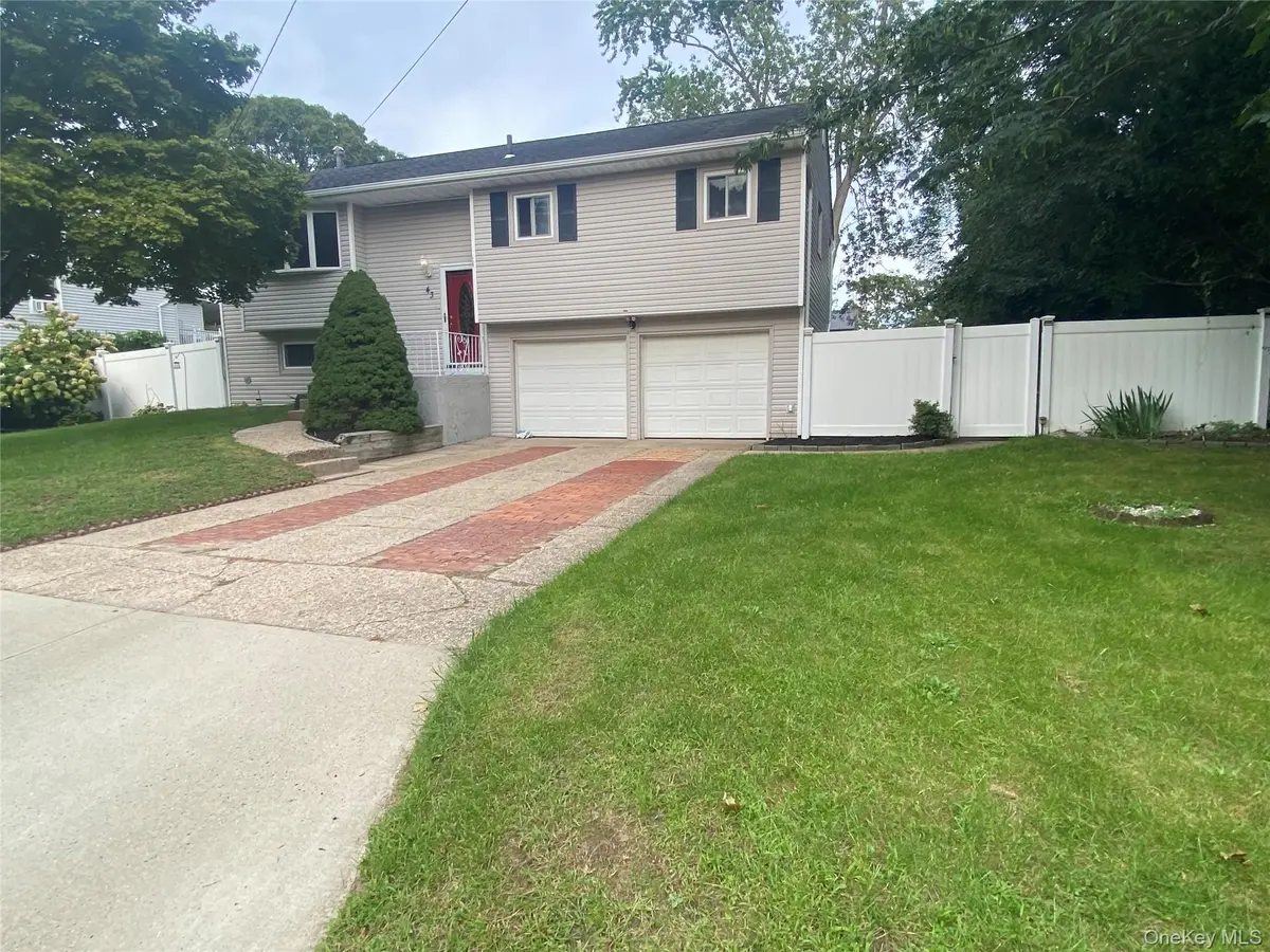 43 Newtown AVE, Selden, NY 11784